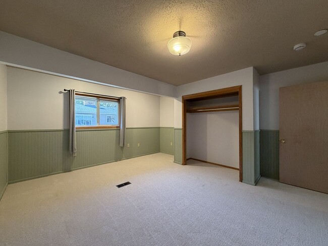Building Photo - 5220 SE 33rd Pl