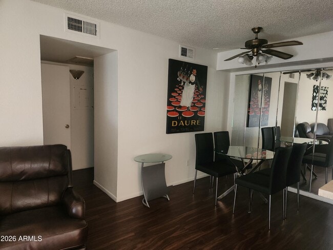 Building Photo - 2625 E Indian School Rd