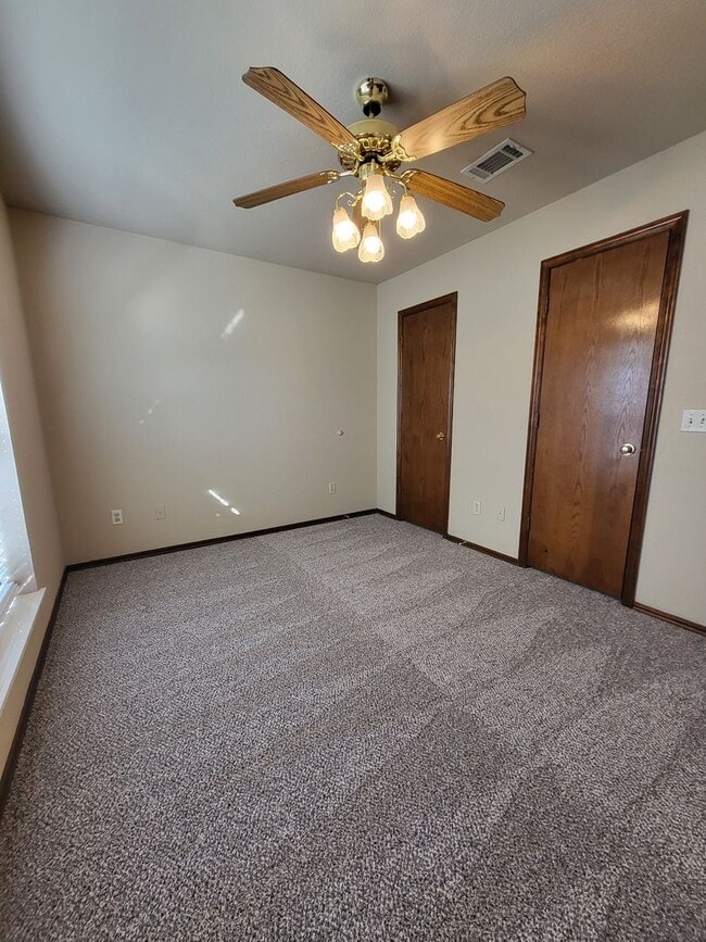 Building Photo - (3) Bed/(2.5) Bath with over 2000sqft in Blanchard Avail NOW!