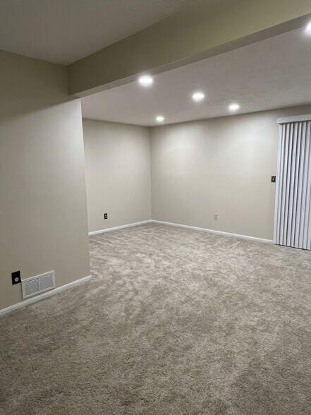 Living/dining room - 950 Twin Leaf Ct