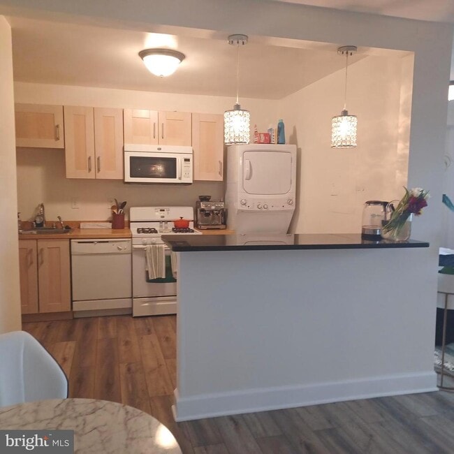 Building Photo - 3705 S George Mason Dr