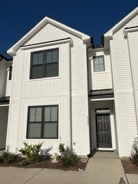 Building Photo - Stunning townhouse located in the heart of...