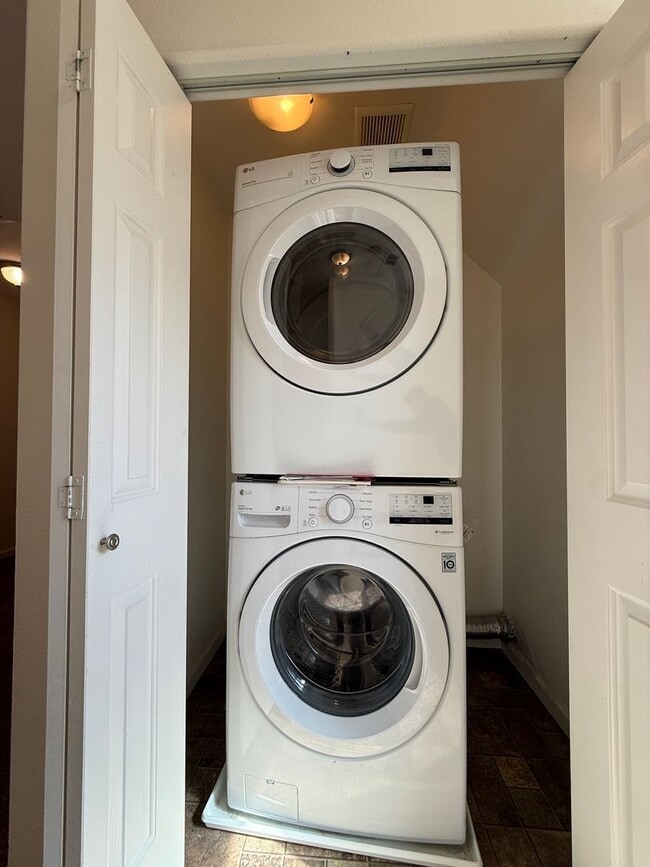 Building Photo - Centrally Located Large Two Story Home on ...