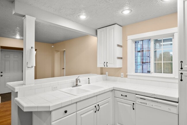 Building Photo - Delightful 4 Bed/2.5 Bath Craftsman home in the Rose City Park Neighbood
