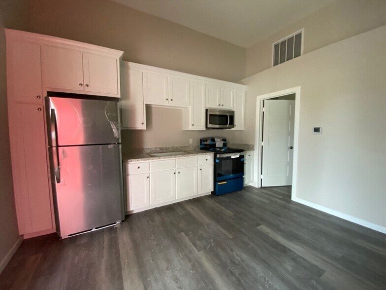 Building Photo - 907 Magnusson Ave