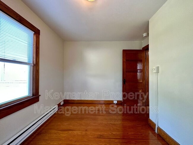 Building Photo - 304 Straith St