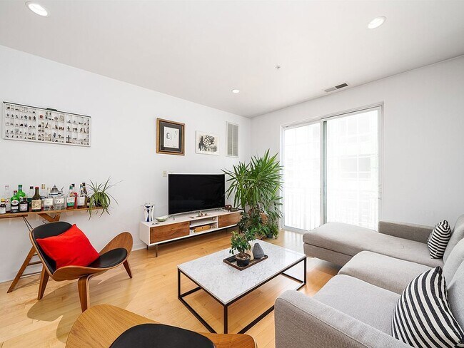 Building Photo - 443 2nd St