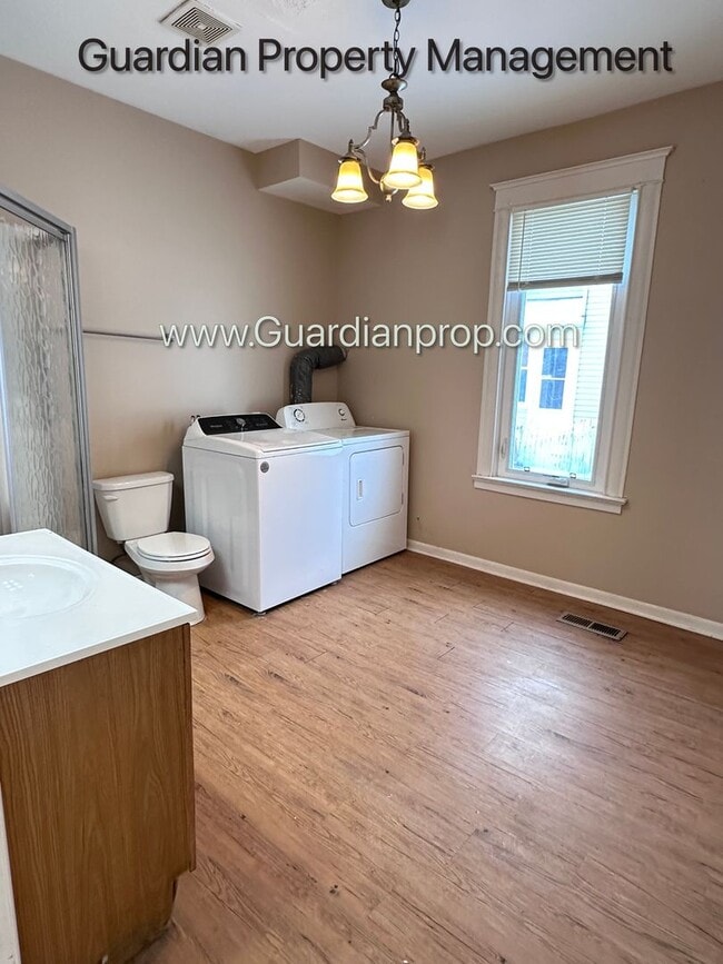 Building Photo - Spacious Two Bedroom Single Family Home, Hardwood Floors, W/D, Dishwasher