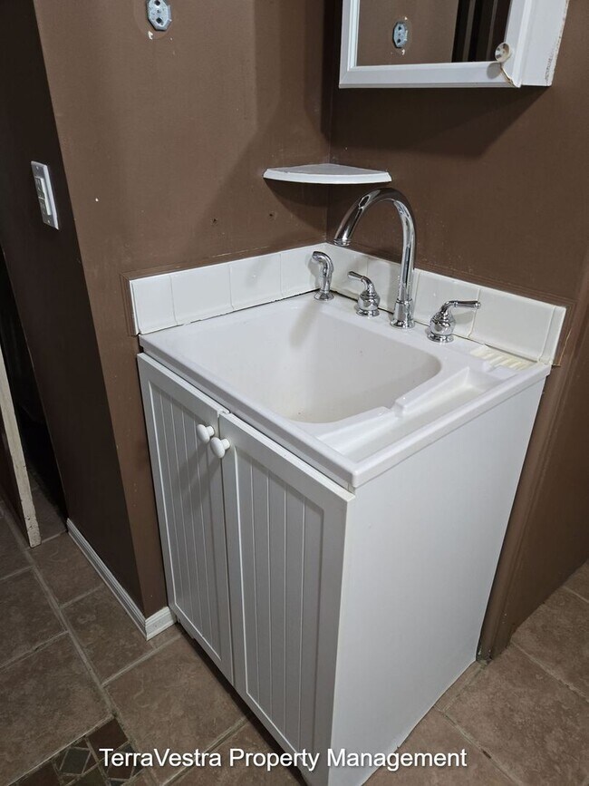 Building Photo - 408 Hamilton Rd
