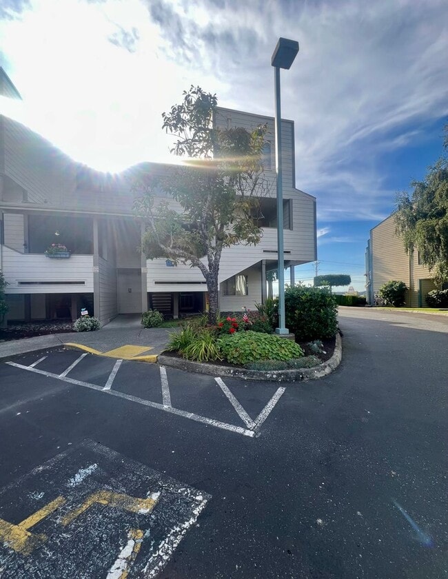 Building Photo - 2Bd 2Ba Waterfront Mariners Cove Condo in ...