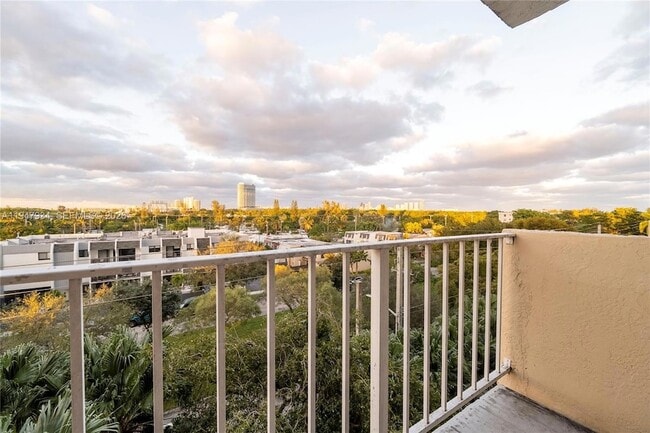 Building Photo - 2350 NE 135th St