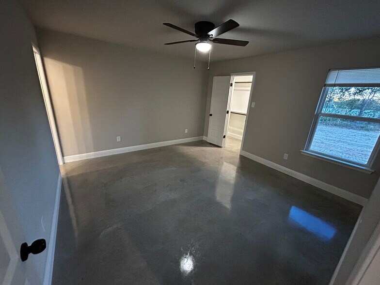 Building Photo - 10028 W Hwy 199