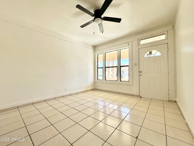 Building Photo - 946 E 12th St