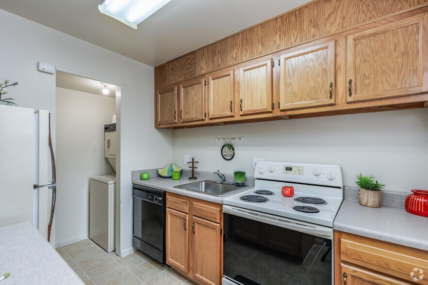 Primary Photo - Hidenwood - Hiden Place Apartments