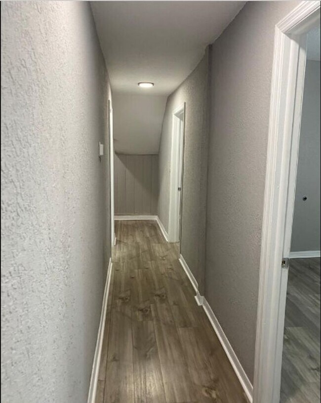 Building Photo - Charming Upstairs 2/1 - Available Now!