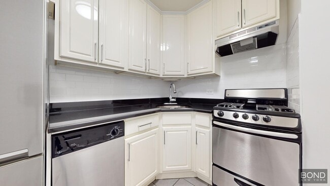 Primary Photo - 145 E 16th St