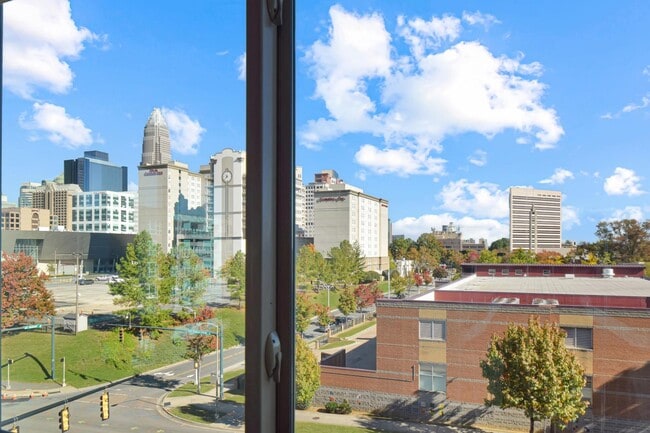 Building Photo - 101 S Tryon St