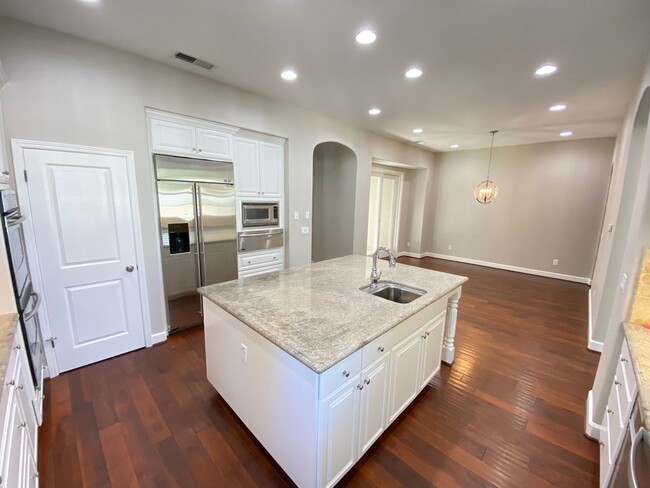 Building Photo - 4 Bed 5 Bath Beautiful Custom Home In Danv...