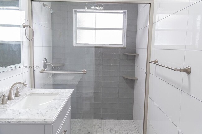 Building Photo - 5464 NE 3rd Ave