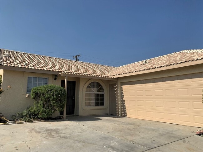 Building Photo - Clean 3 Bedroom 2 Bath