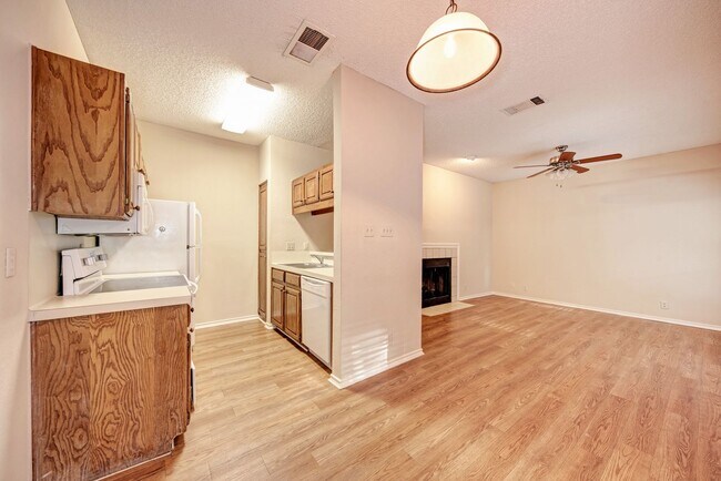 Building Photo - PRELEASE 8/15/2025 2 bed 2 bath