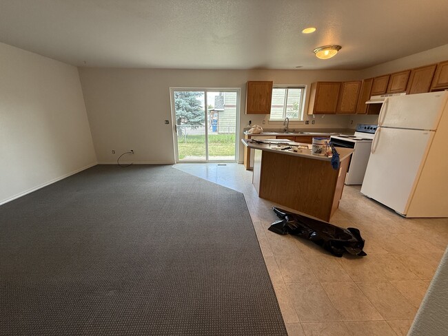 Building Photo - 913 Cardinal Dr