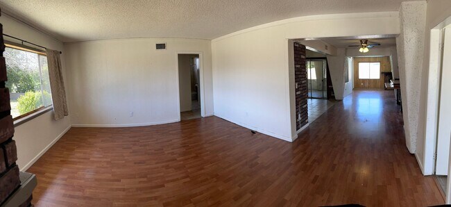 Building Photo - 3 Bedroom / 2 Bathroom Pool Home In Hemet