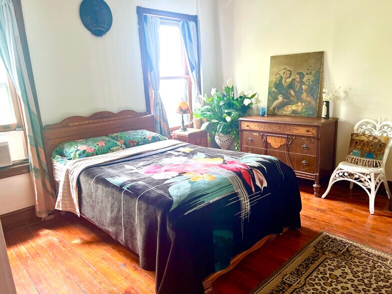 Top floor furnished bedroom - 817 E Girard Ave