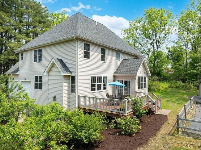 Building Photo - 4 Bedroom House For Rent