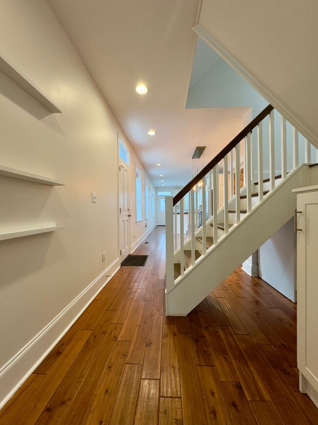 Building Photo - Elegant 3 Bedroom/3.5 Bathroom Townhome in...