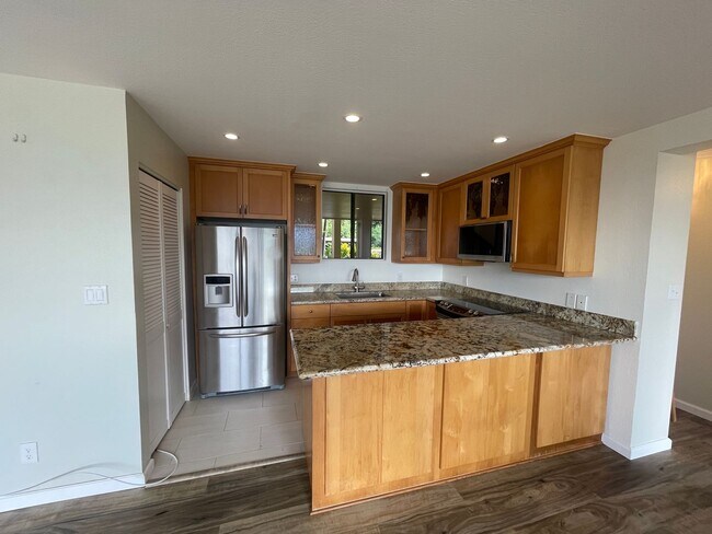 Building Photo - Beautiful 2 bedroom, 2 bath townhome