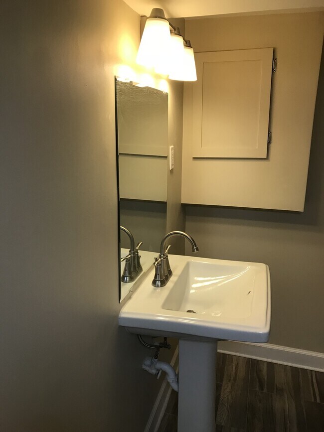 Building Photo - Ready to go 4 Bedroom 2 Bath Home in South...