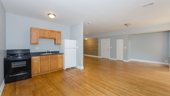 Building Photo - 2213 E 69th St
