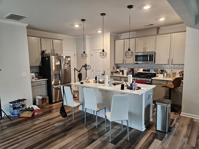 Building Photo - Modern townhome with high-end finishes throughout, minutes to 540 and walkable to great shopping.