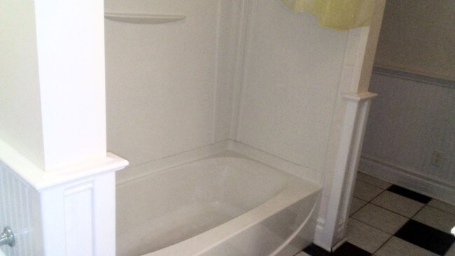Main Bathtub - 220 Oak St