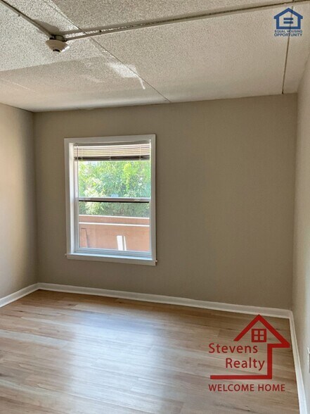 Building Photo - 915 S Seminole Dr