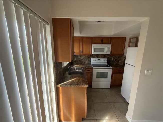 Building Photo - 2170 NE 44th St