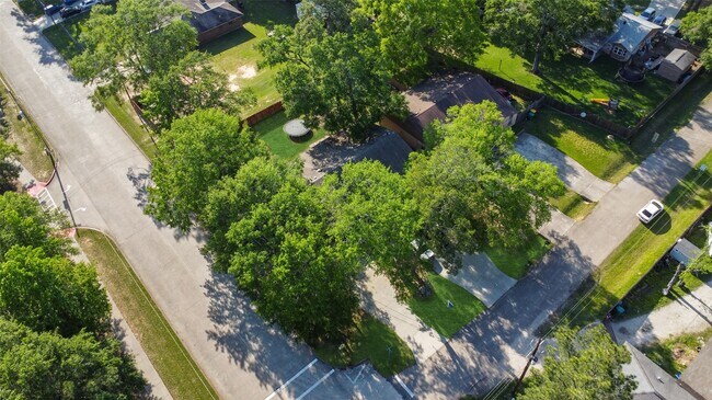 Building Photo - 217 Lazy Ln