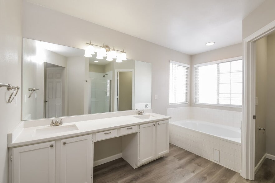 Building Photo - 6644 E 123rd Dr