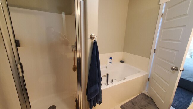 Building Photo - 2 Master Suites Townhome 2 Car Garage