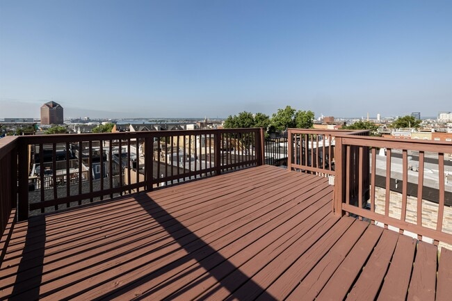 Building Photo - 704 S Highland Ave