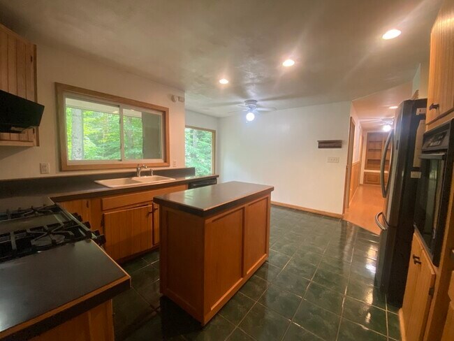 Building Photo - Secluded 4 bedrooms 3 baths with 2 car garage and fenced in yard in the town of Rutland for rent!