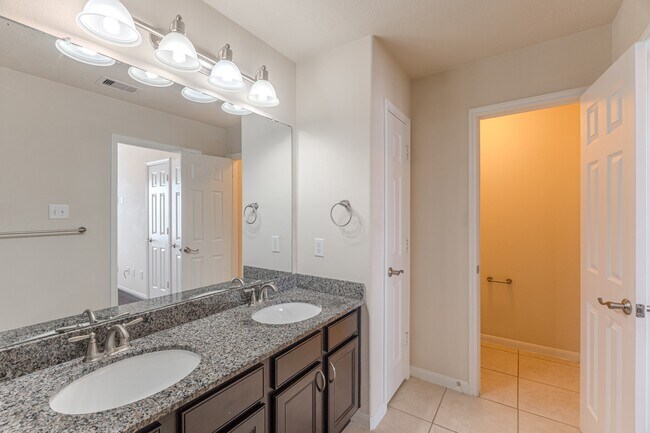 Building Photo - 14310 Silver Hollow Ln