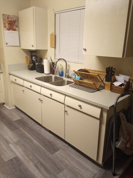 Kitchen - 4212 W 154th St
