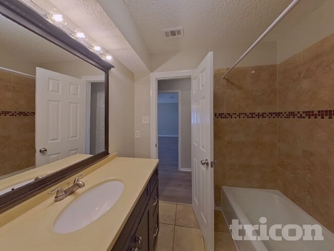 Building Photo - 1012 Wembley Rd