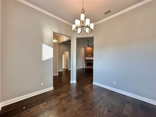 Building Photo - Tour Today! Stunning 3 Bed 2 Bath in South...