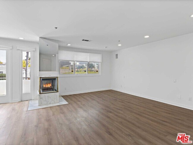 Building Photo - 112 Elm Dr