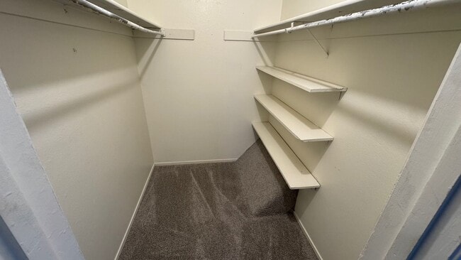 Building Photo - 2 bed, 1 Bath, 900 sqft with washer/dryer hookups and 1 car garage