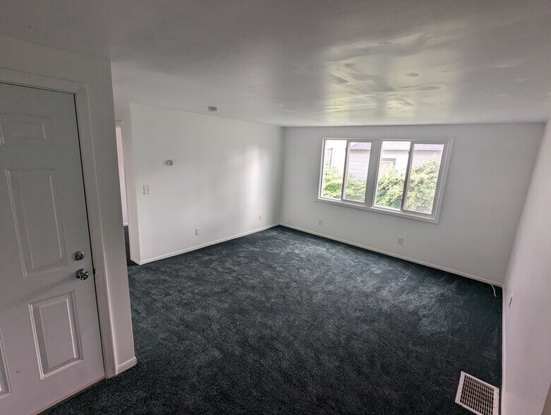 Spacious Living Room - 1613 Iowa Ave
