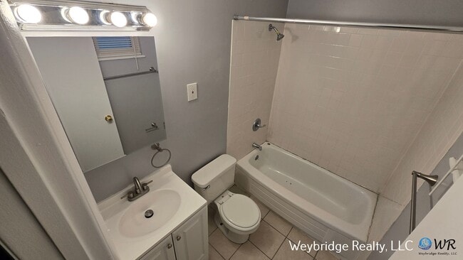 Building Photo - Beautiful 3 Bedroom 2 Full Bath Home Locat...
